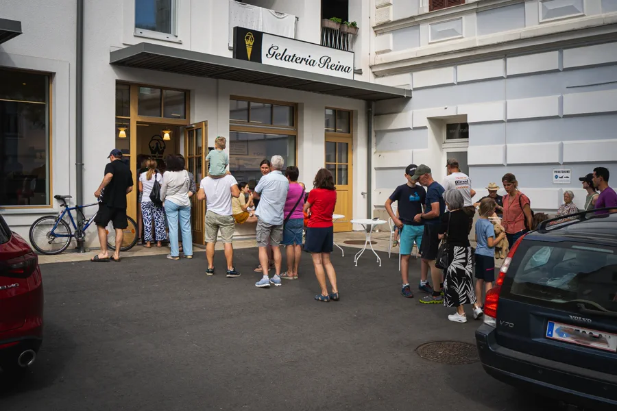 Beliebter Anlaufpunkt: die Schlange vor der Gelateria