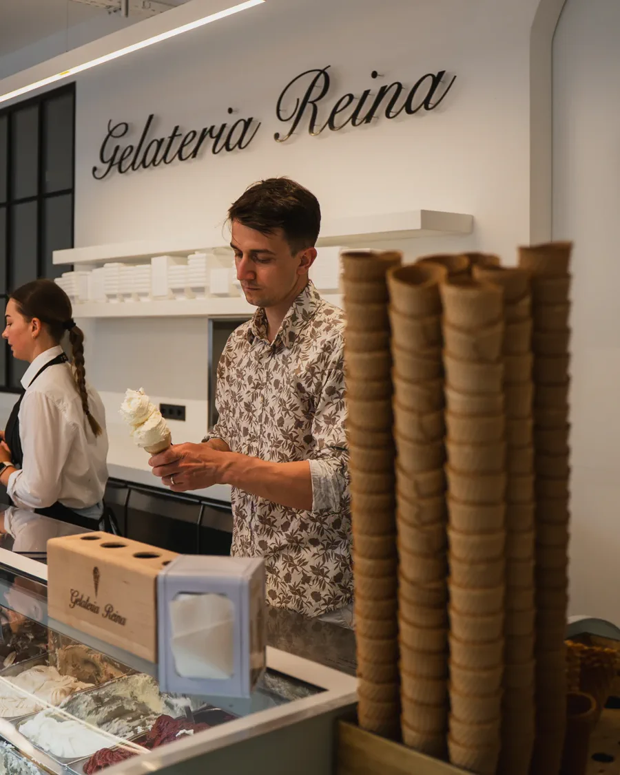 Eisverkauf in der Gelateria Reina – frisches Gelato wird portioniert
