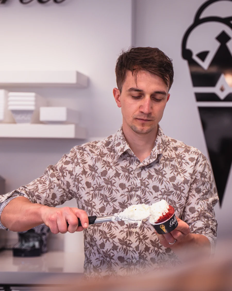 Handwerk: Eis wird von Hand portioniert
