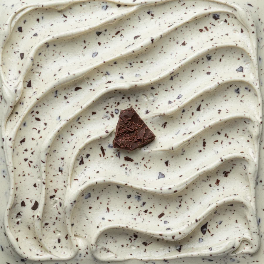 Stracciatella-Gelato in der Carapine – hell mit Schokosplittern